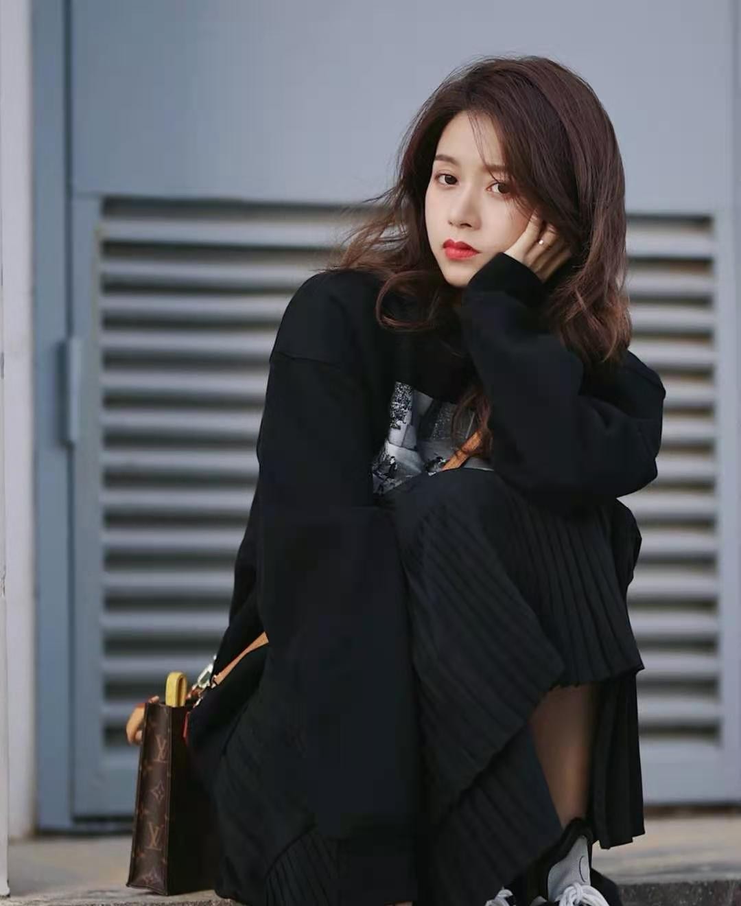 秋冬毛衣或者卫衣搭配的半身裙,灰色卫衣搭配什么颜色的半身裙