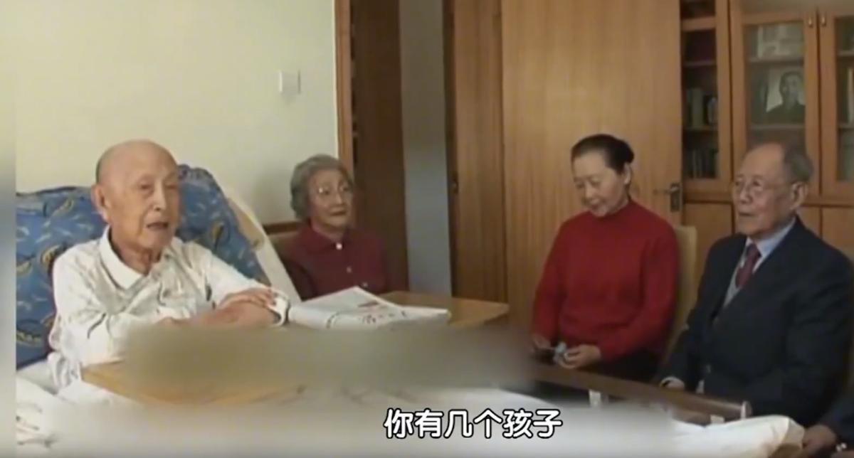 07年钱学森在96岁生日宴上，认出一老人后激动发问：你有几个孩子