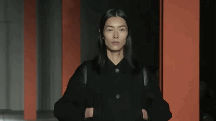 刘雯时隔三年重返时装周首秀,2003后女明星