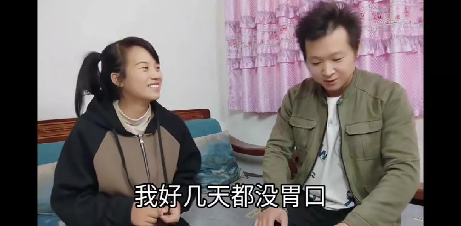 一朵在家里沙发后发现五千元，这次朵错怪奇，是奇妈昨天偷放的