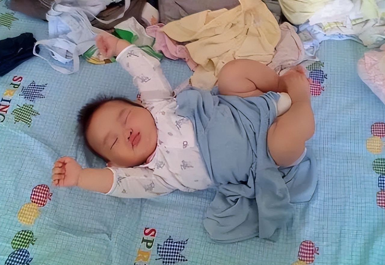 宝宝爱踢被子真的是热吗,孩子老踢被子是真的热吗