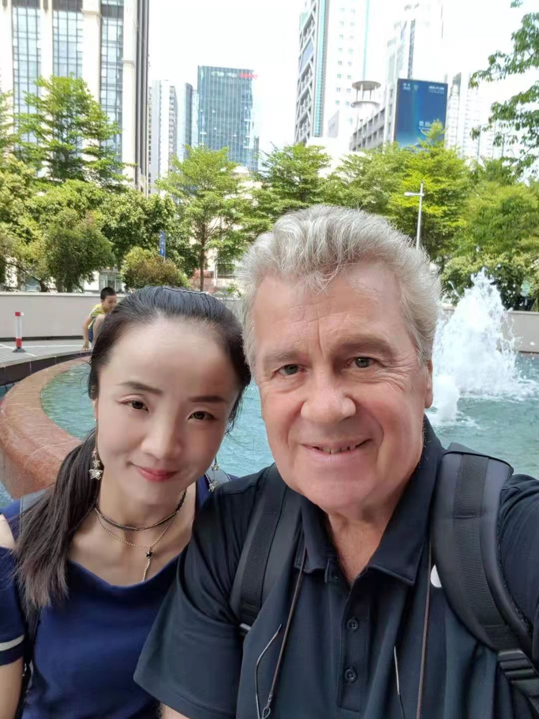 跨国恋嫁到国外,相差19岁的跨国恋