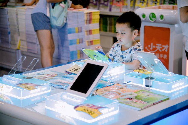 暑假让孩子玩手机不如学点东西,寒暑假怎么让孩子放弃电子产品