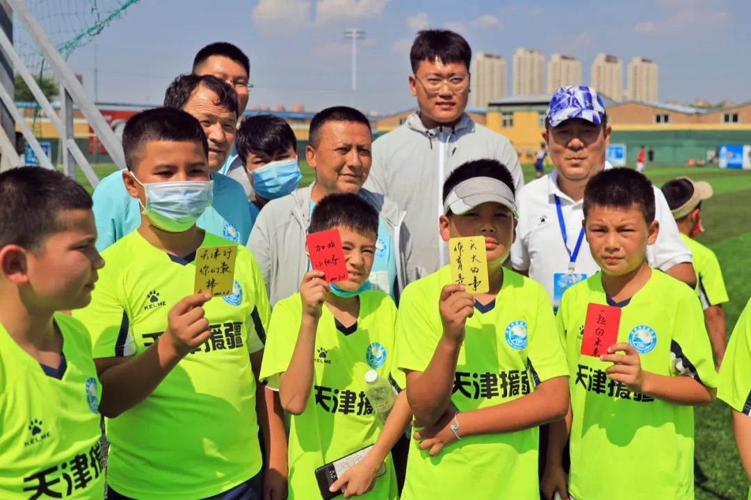 “十城带百县”助力乡村振兴|*疆新**和田足球小巴郎感受天津足协外教训练指导现场观战津超赛事