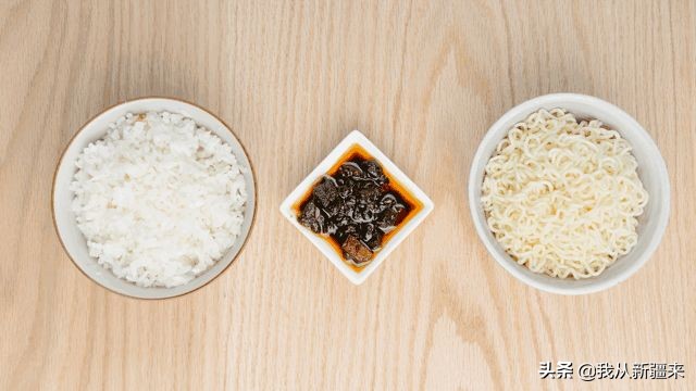 又到了临走前妈妈偷偷在我的包里硬塞一瓶酱的时候