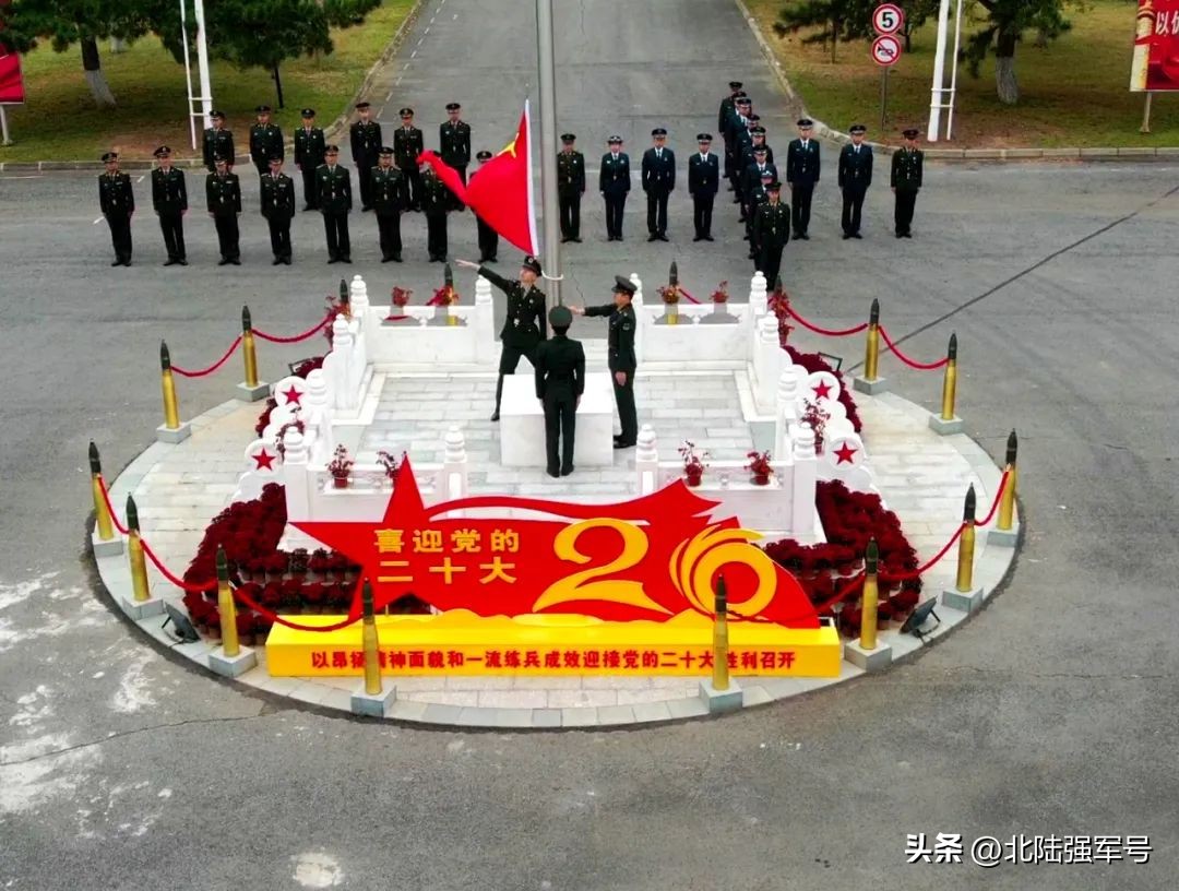 敬礼鲜艳的五星红旗,鲜艳五星红旗下敬礼视频