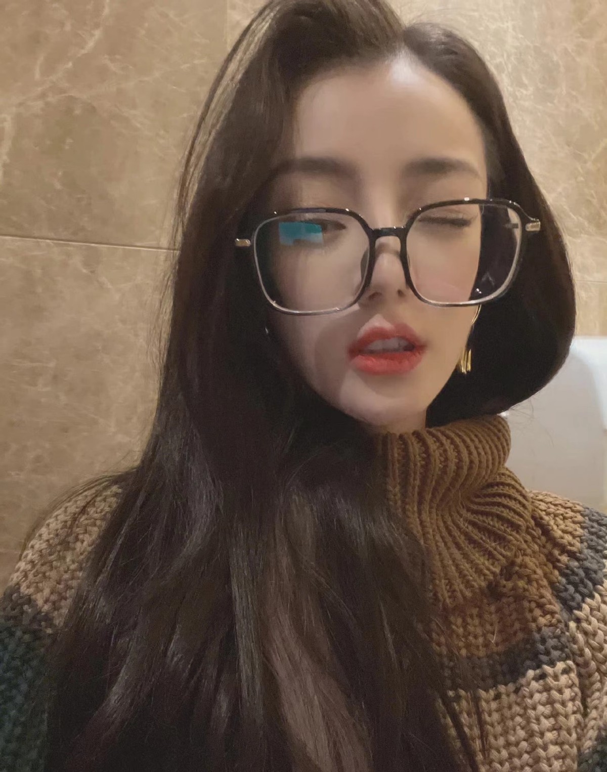 热巴元宵节造型可爱爆棚！穿高领卡通毛衣变芭比娃娃，脸太小了