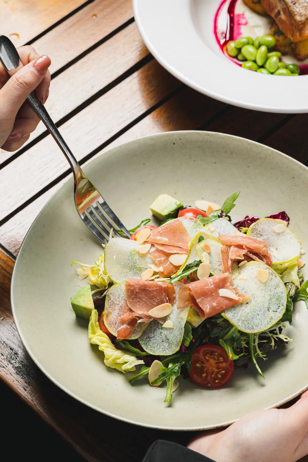 “这家「英伦餐吧」是专属你的快乐密码!”