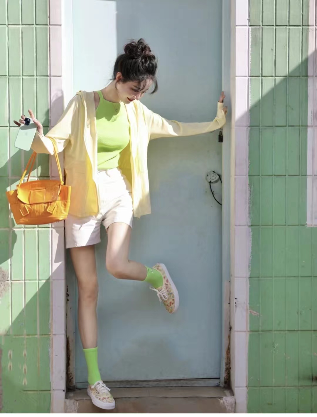 白短裤子怎么搭配衣服和鞋子图片,条纹白色短裤配什么上衣男士