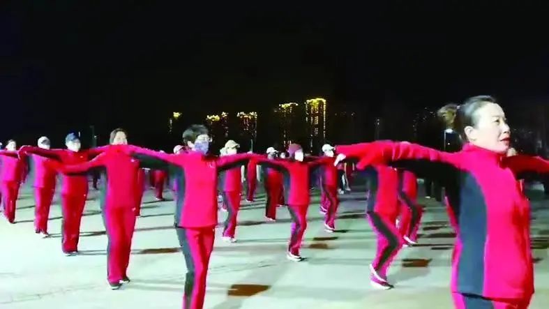 天气回暖大自然的气息,天气热了公园热闹起来了