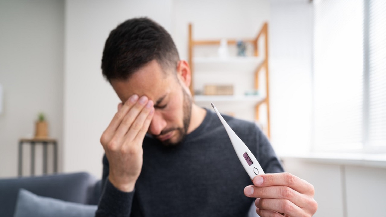 男子持续低烧查出艾滋,高烧不退男生