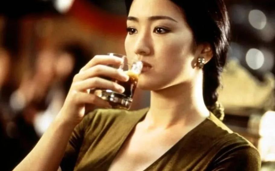 巩俐第几次陪同法国总统访华,巩俐随同法国总统访华视频