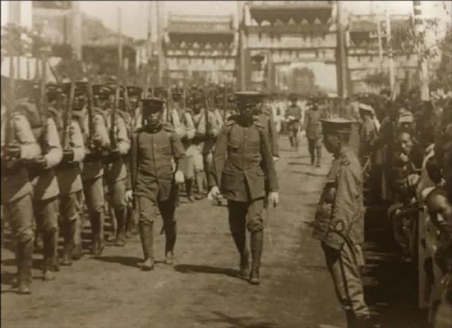 三个人结拜为兄弟，建国后：一人是铁匠，一人是农民，一人是主席