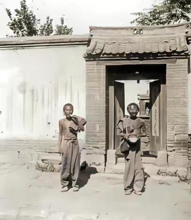 侵华日军*行暴**照片，女子为活命，脱下衣服让日本人拍摄*辱侮**