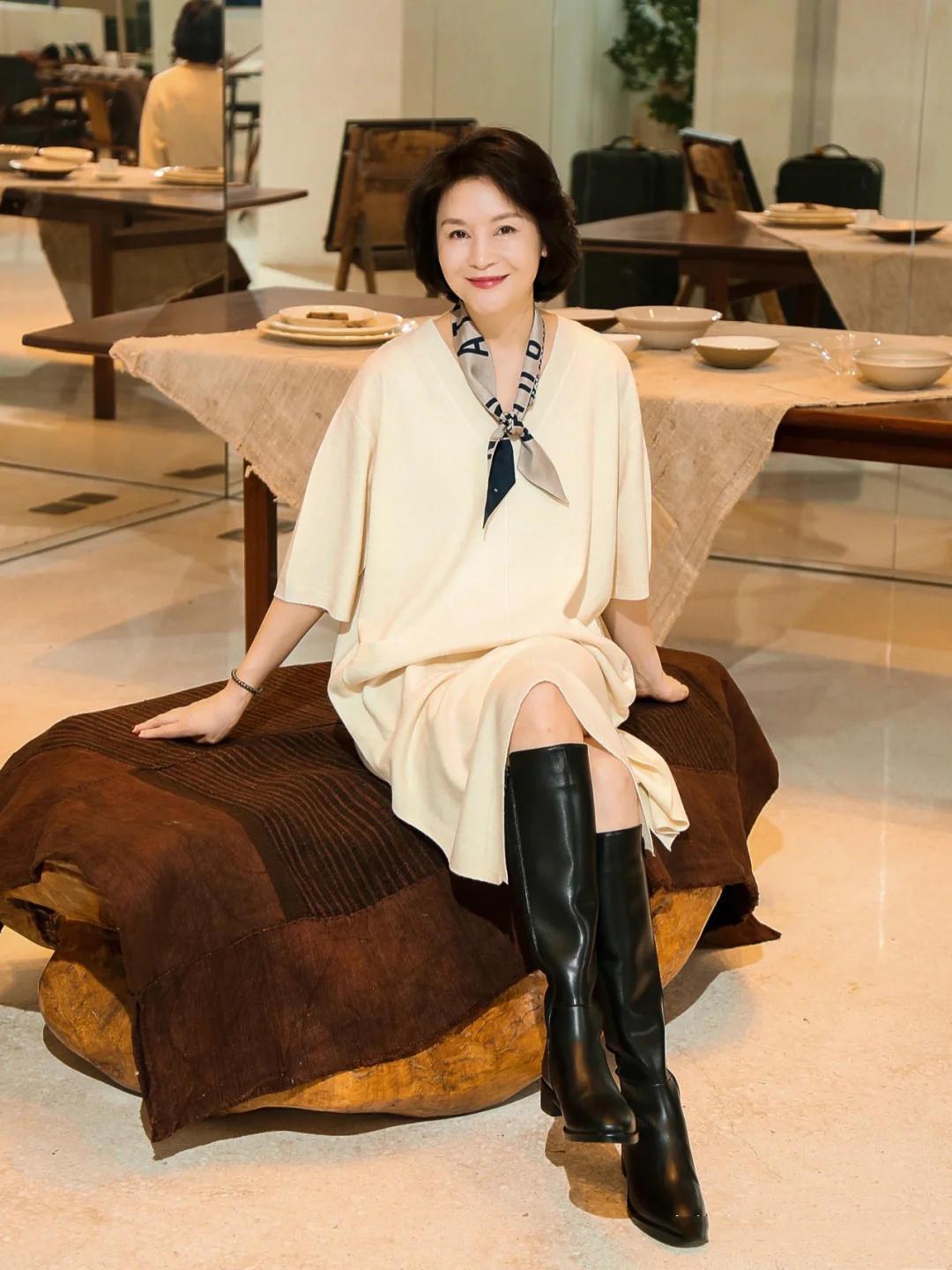 中年妇女穿裙子还是穿裤子好,中年女人穿裙子搭配什么鞋