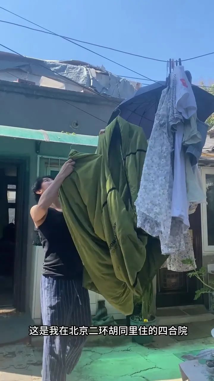 著名演员演戏10年，却蜗居二环10㎡，存款5位数：这么穷？我不信