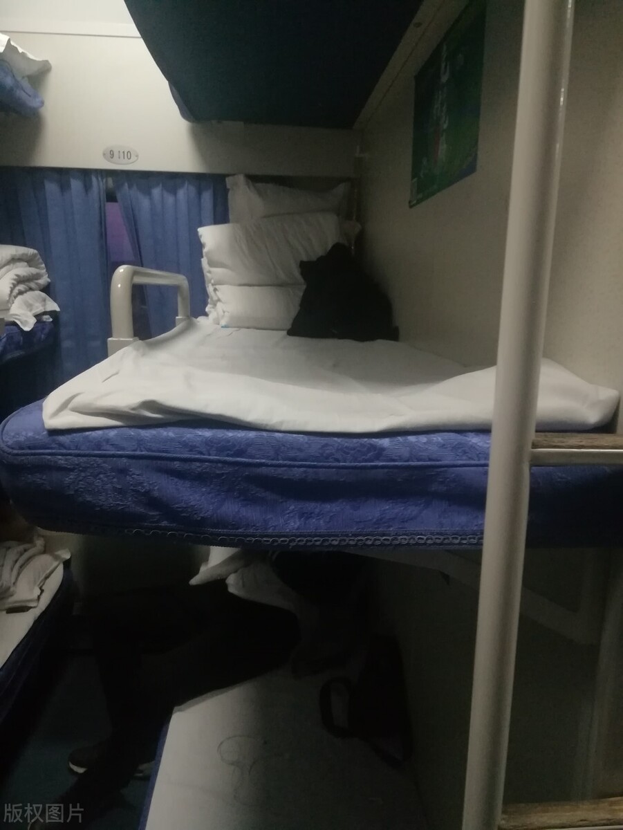 女子深夜与三名男性同住，引网友热议：能否按性别分配车厢？