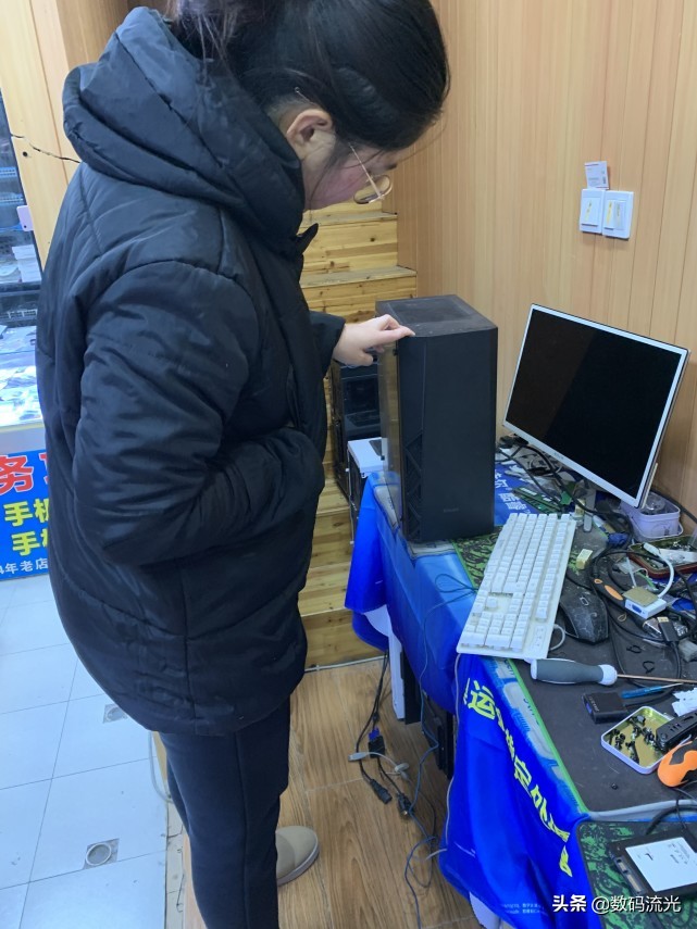 女大学生买电脑被坑了，现在想把电脑卖给我，没想到我也捡了漏