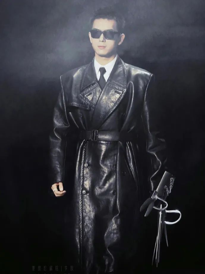 张嘉倪黑裙和网红同框,张嘉倪风波后首晒美照