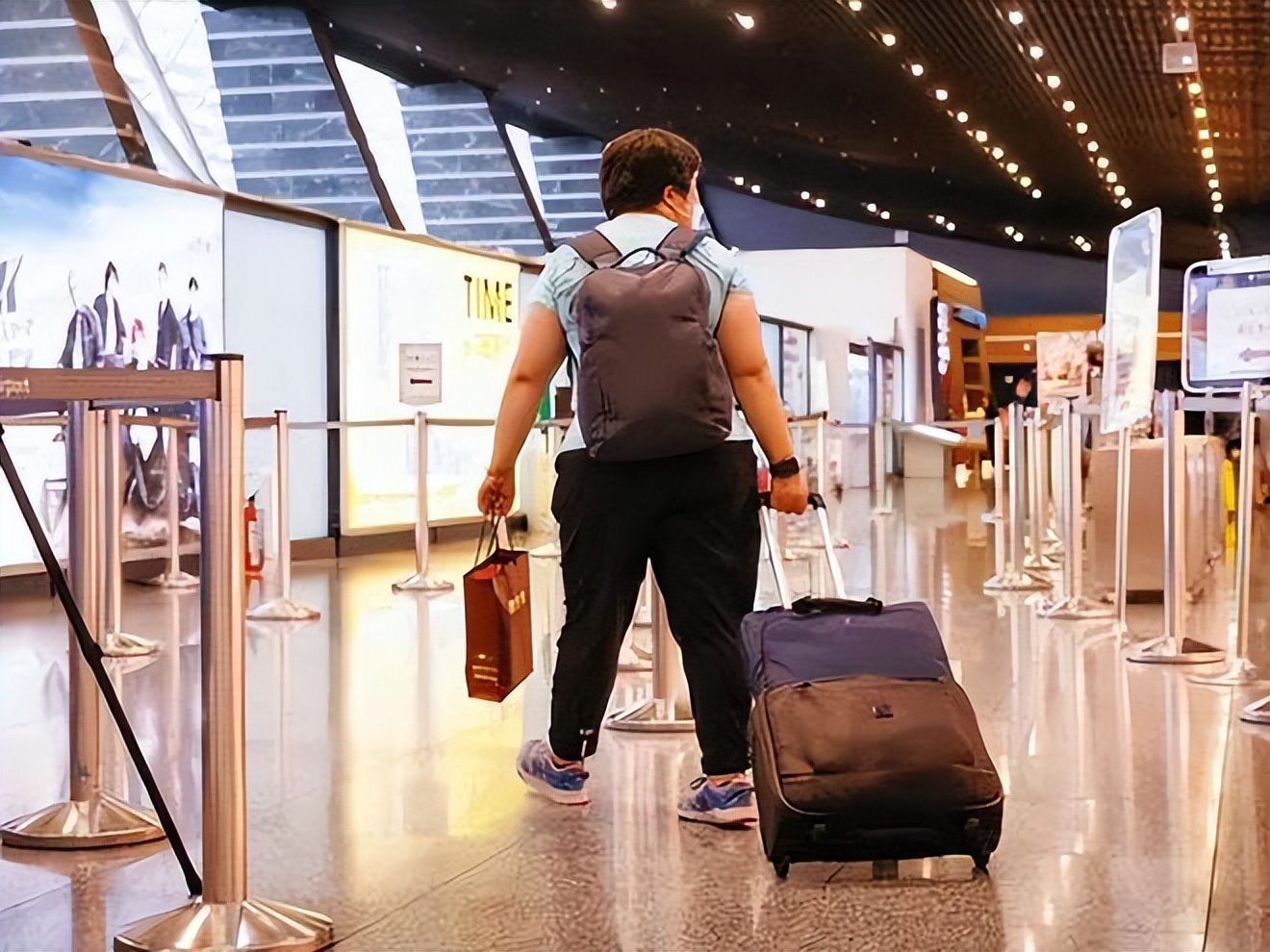 “西化”港女移居台湾幻想被众星捧月却沦为遭抛弃的过气港人