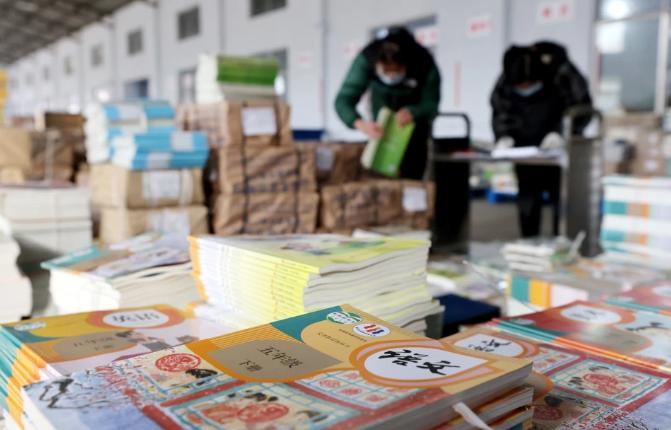 顾客只吹空调很少买书，开在黄金地段，新华书店靠什么赚钱？