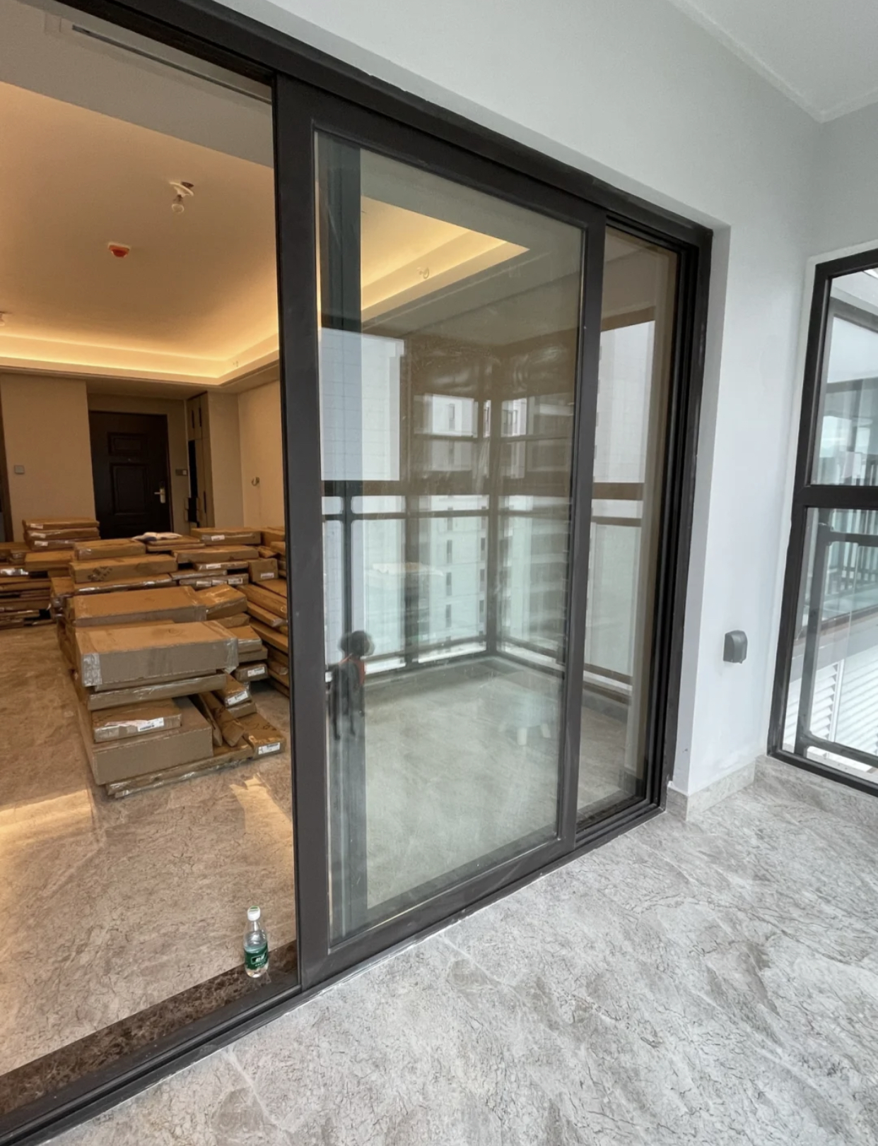 阳台打通还是装推拉门,阳台和阳台之间要用推拉门吗