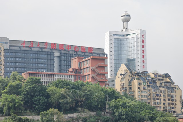 重庆医疗有多强！重庆医科大学保底，军医大学拔尖，顶级医院帮扶