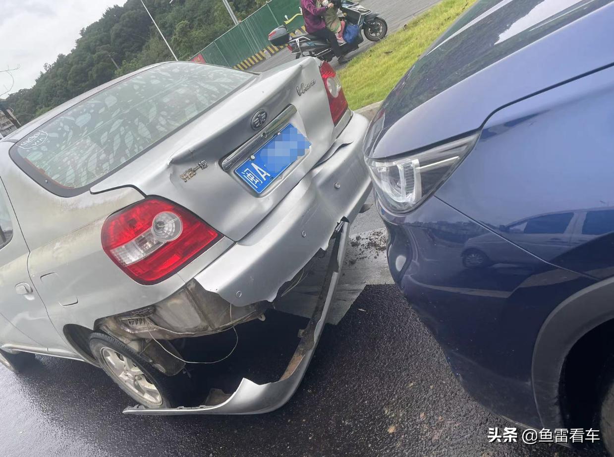 奇瑞瑞虎8plus黑色车夜间撞车照片,奇瑞瑞虎8追尾测试