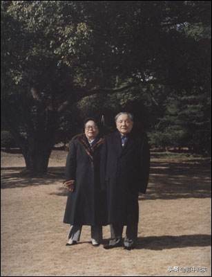 1997年，*小平邓**逝世，夫人卓琳致信*党**中央：*小平邓**交代了5个后事