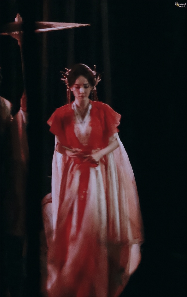 杨幂狐妖小红娘红衣造型,杨幂狐妖小红娘现代装路透图