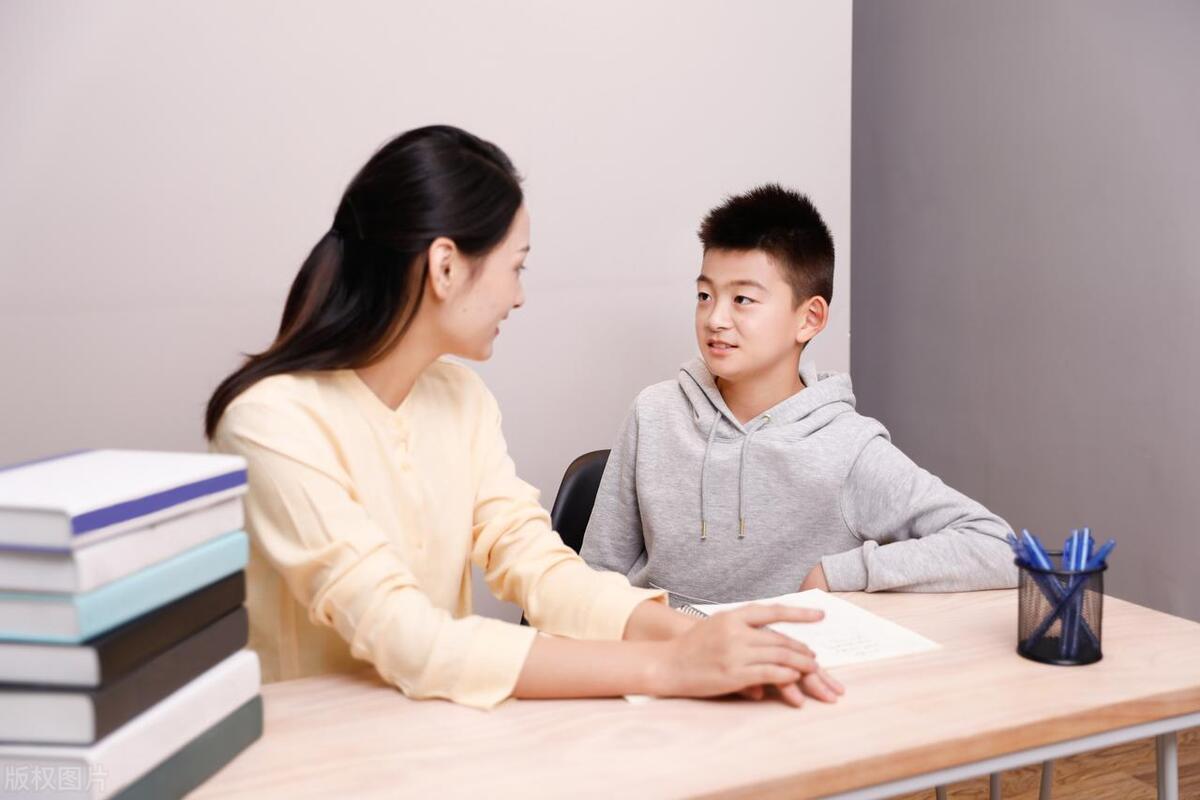 每天睡前10分钟陪孩子交流5个问题,睡前一小时坚持陪孩子做这件事