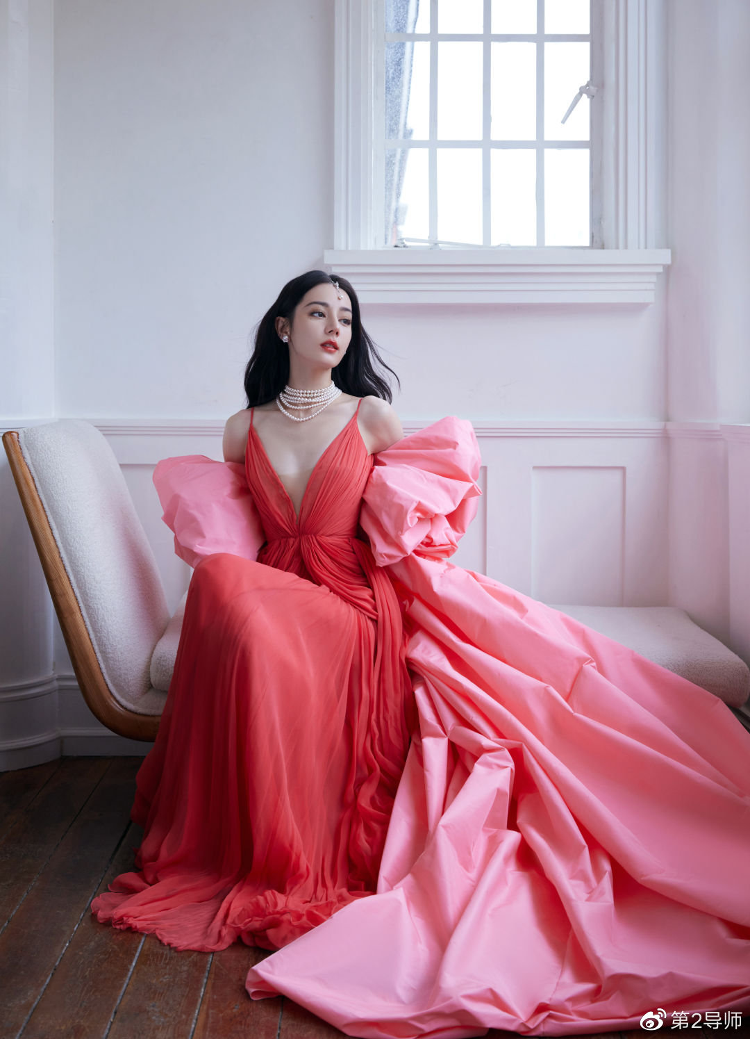 微博之夜红毯红色礼裙造型,微博之夜明星都有几套高定