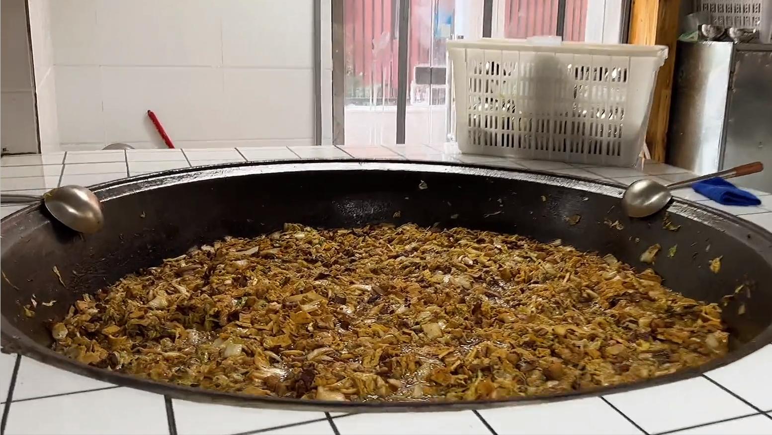 河南大姐大锅菜10块钱一份随便吃,卖便宜大锅菜