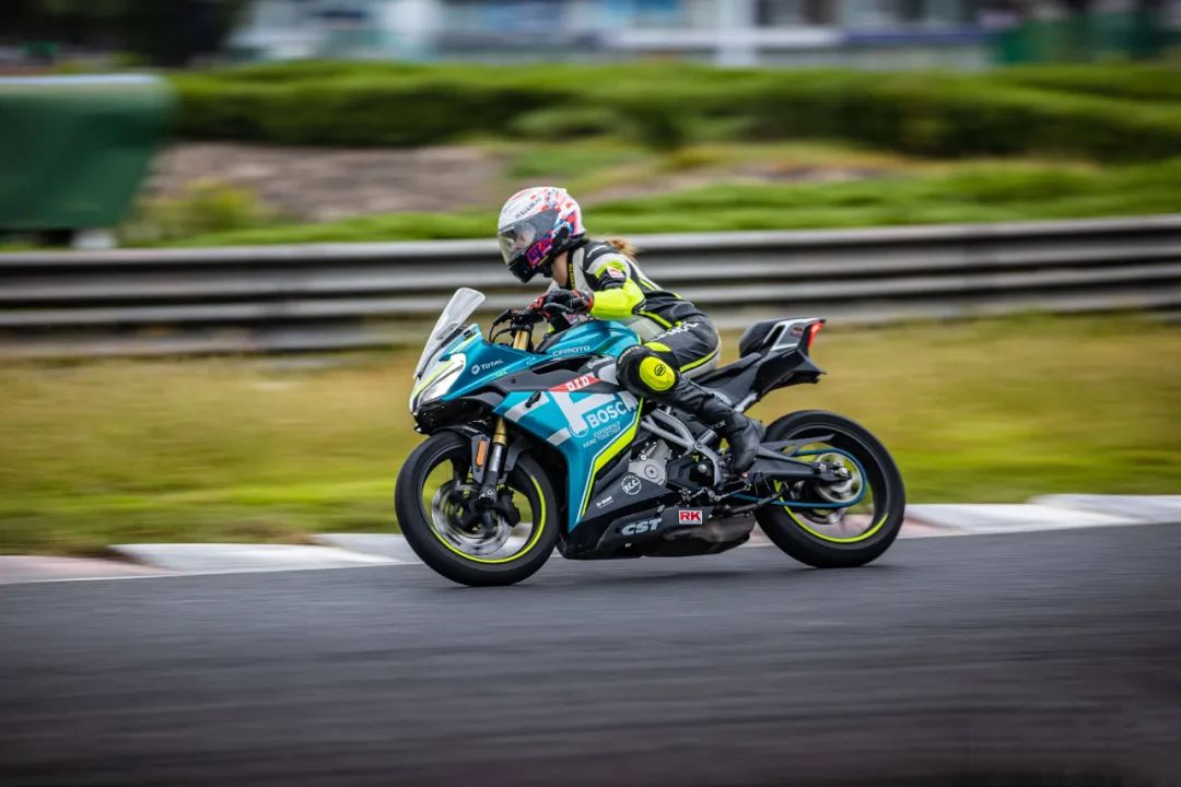 母亲财务自由后和女儿成为朋友:支持恋爱文身,拒绝为家庭牺牲