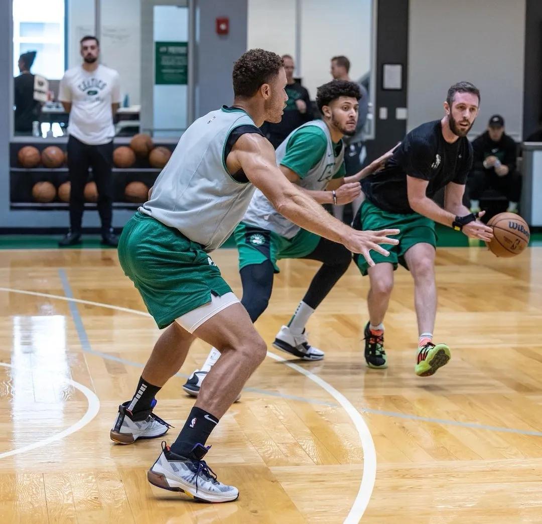 格里芬拿着活塞球衣,格里芬入选nba