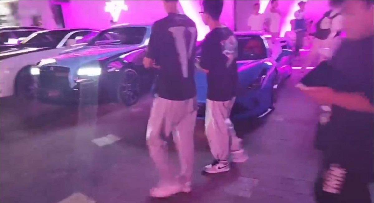 童锦程与在石的酒吧开业，大量粉丝慕名而来，现场堪称豪车展