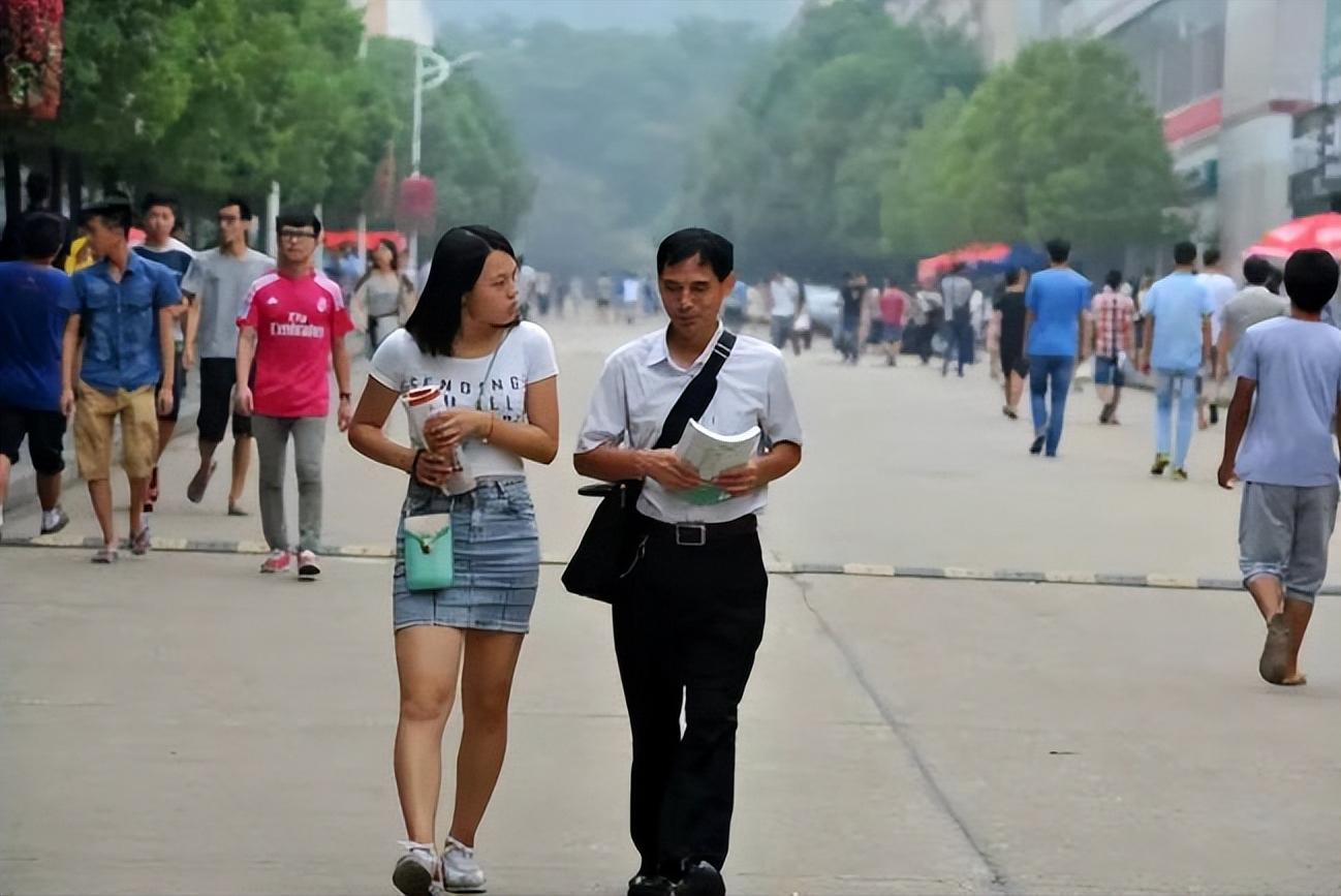43岁农民陪女儿高考成大学辅导员,农民陪女儿高考