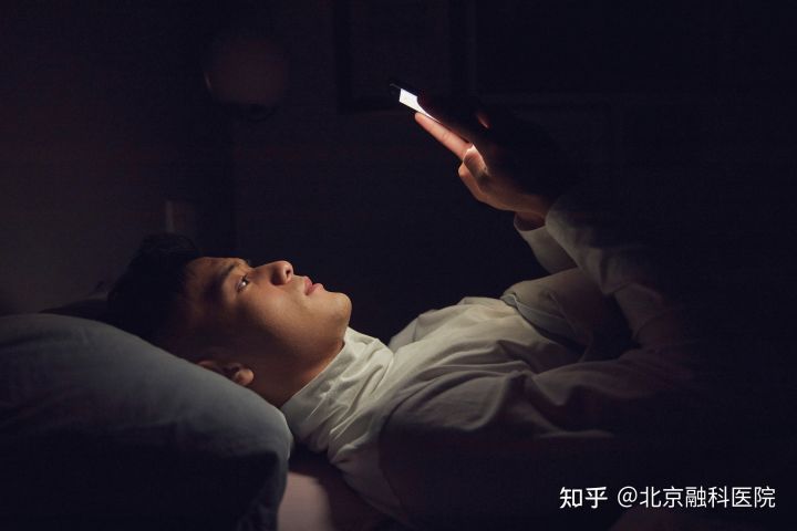 十几岁孩子熬夜玩手机危害,控制不住熬夜玩手机怎么办