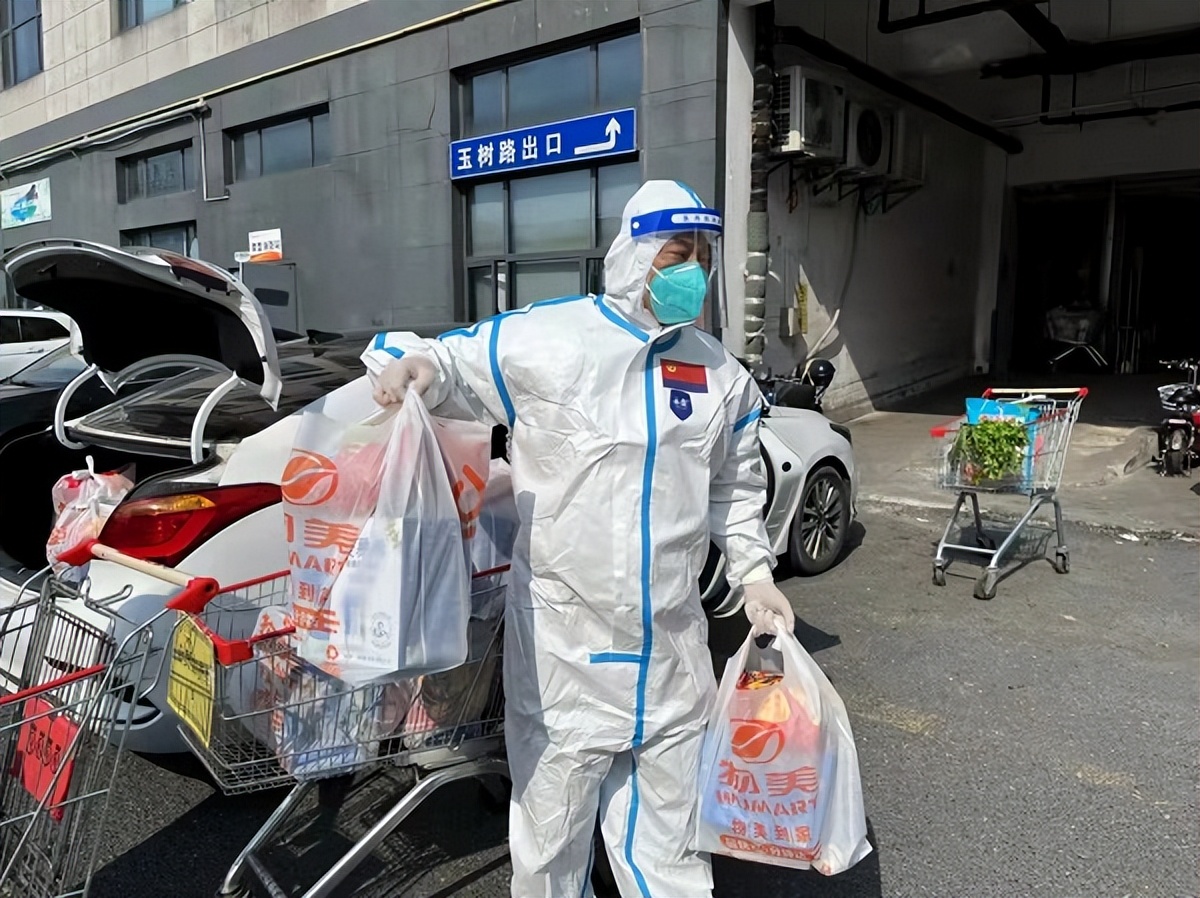 买菜、配药、送医救治……这个6800余人的“小管家”制作“特别关心”名单每天步行3万步