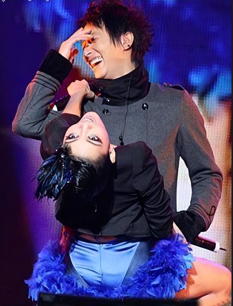 骚扰辱骂、被敬酒、被揩油，娱乐圈的恶趣味，连男演员也难逃魔掌