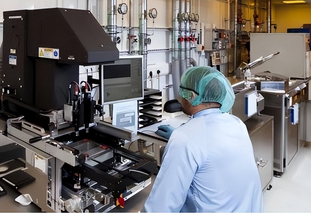 日本光刻机4500万，荷兰要价1亿美元还卖疯，为啥不能买日本的？