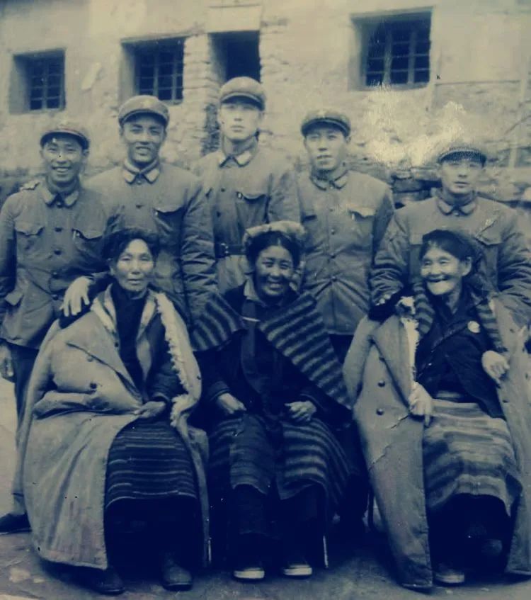 1975年，查果拉军民座谈会。吉汝乡主任直夸：金珠玛米亚古都！