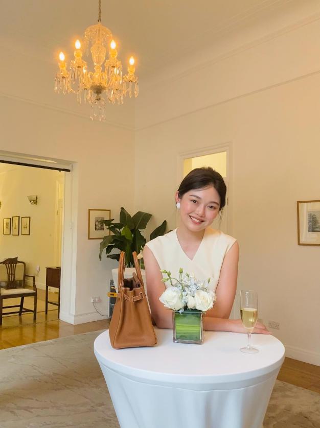 用12年做到从网红到豪门贵妇，“豆瓣女神”晚晚如今怎么样了？