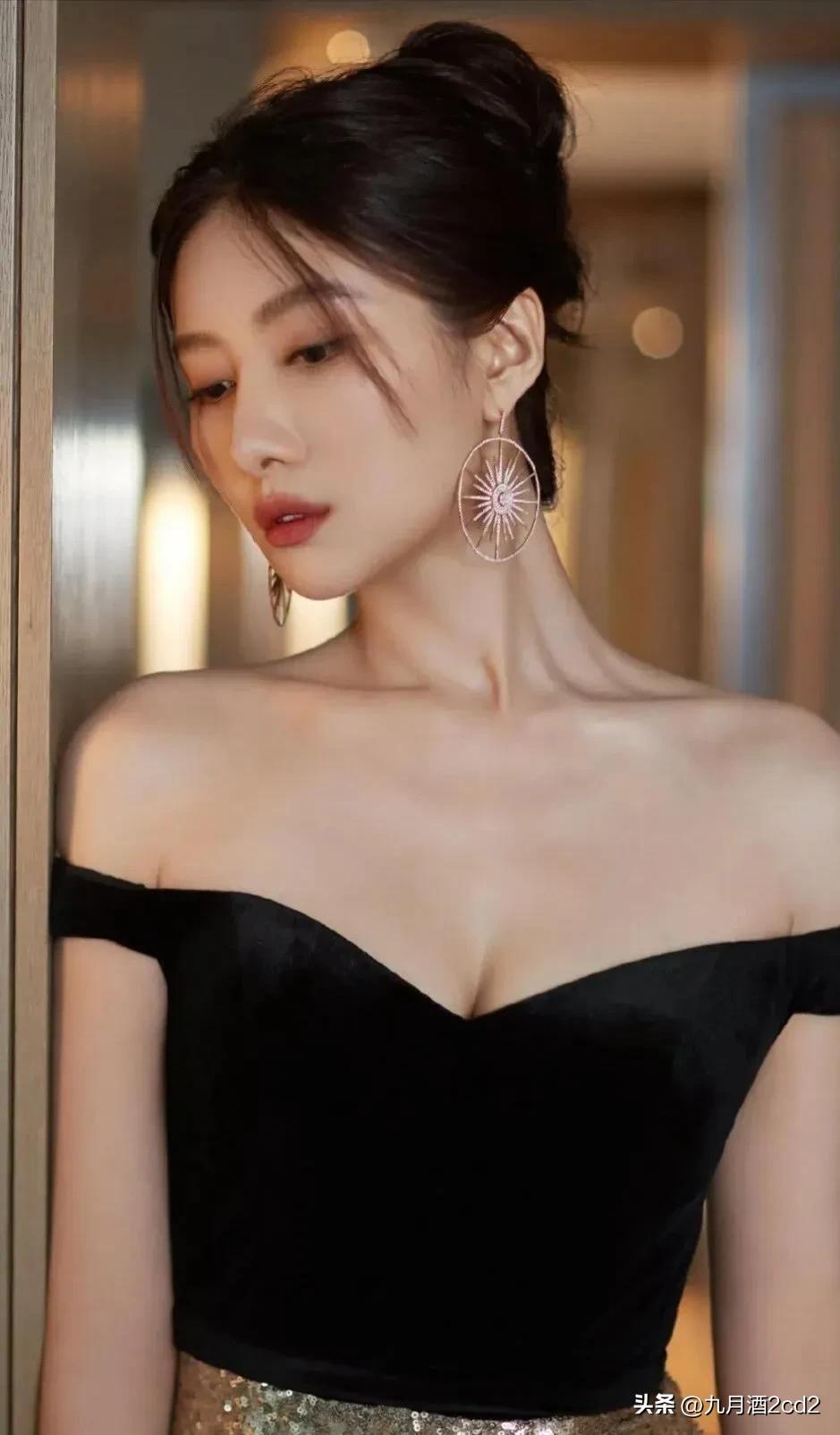 成熟性感御姐，火辣丰腴，90后女神，作为新时代的代表，备受关注