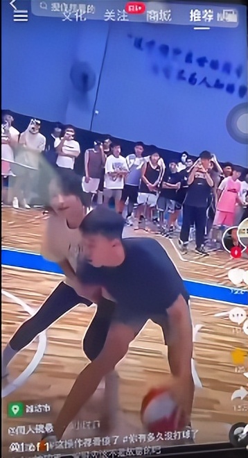 辣眼睛!野球场出现猥亵动作