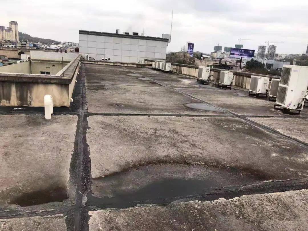 小区楼房雨天墙体屋顶大量渗水,屋顶渗水紧急修补方法
