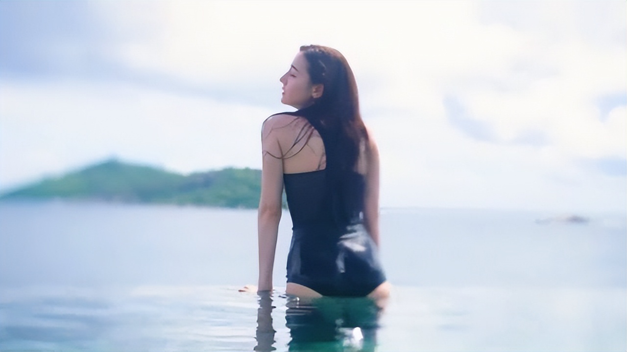 女明星晒泳装照引质疑,明星泳装照引热议