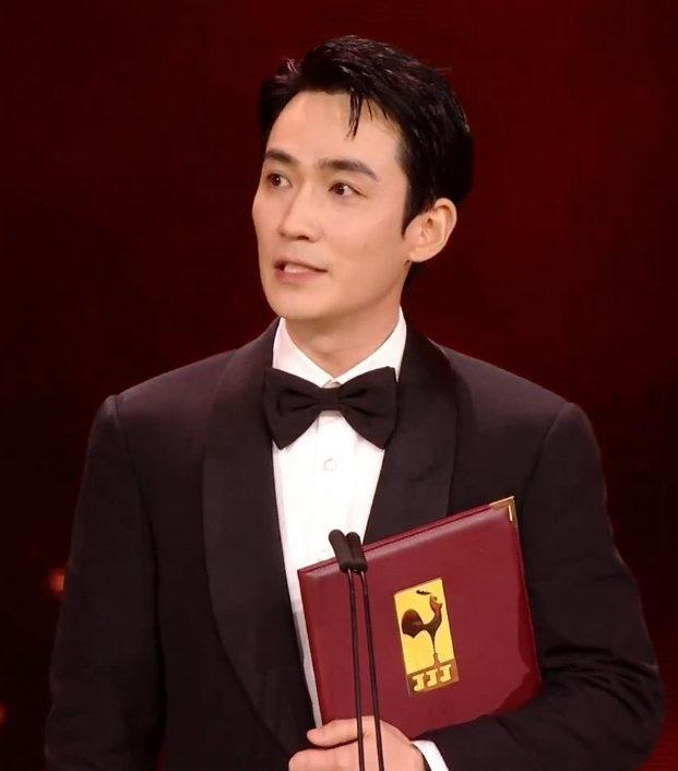 金鸡奖朱一龙获奖前描述,金鸡奖朱一龙获奖现场