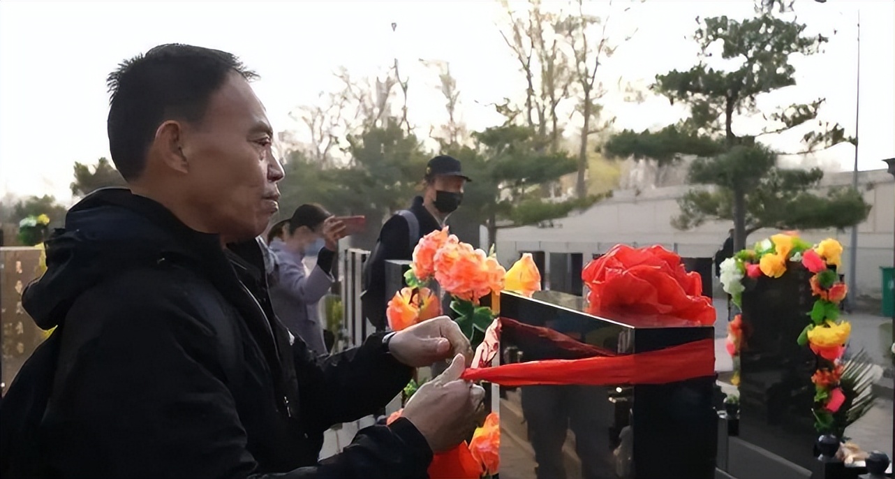 台湾“灵魂摆渡人”，20年间自费送200位老兵回家，感动海峡两岸