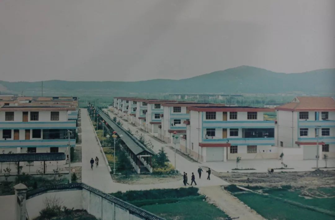 住别墅、开豪车、人均百万，天下第一村华西村为何欠了一屁股债？